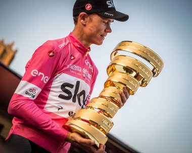 Roma, İtalya 27 Mayıs 2018: Chris Froome, pembe Jersey'deki 101th İtalya Bisiklet turu 2018 Roma'da podyum zaferi kutluyor ve sonsuz kupa elinde tutar.