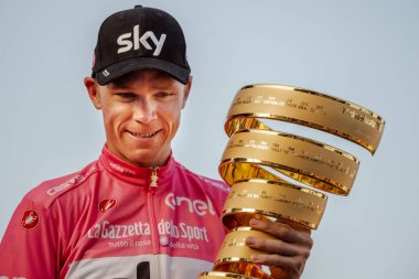 Roma, İtalya 27 Mayıs 2018: Chris Froome, pembe Jersey'deki 101th İtalya Bisiklet turu 2018 Roma'da podyum zaferi kutluyor ve sonsuz kupa elinde tutar.