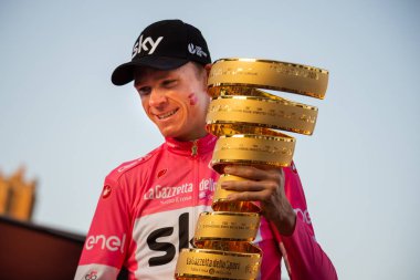 Roma, İtalya 27 Mayıs 2018: Chris Froome, pembe Jersey'deki 101th İtalya Bisiklet turu 2018 Roma'da podyum zaferi kutluyor ve sonsuz kupa elinde tutar.