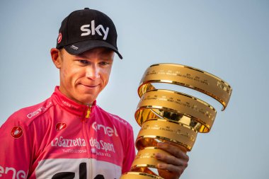 Roma, İtalya 27 Mayıs 2018: Chris Froome, pembe Jersey'deki 101th İtalya Bisiklet turu 2018 Roma'da podyum zaferi kutluyor ve sonsuz kupa elinde tutar.