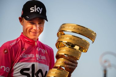 Roma, İtalya 27 Mayıs 2018: Chris Froome, pembe Jersey'deki 101th İtalya Bisiklet turu 2018 Roma'da podyum zaferi kutluyor ve sonsuz kupa elinde tutar.