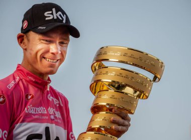 Roma, İtalya 27 Mayıs 2018: Chris Froome, pembe Jersey'deki 101th İtalya Bisiklet turu 2018 Roma'da podyum zaferi kutluyor ve sonsuz kupa elinde tutar.