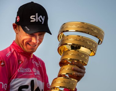 Roma, İtalya 27 Mayıs 2018: Chris Froome, pembe Jersey'deki 101th İtalya Bisiklet turu 2018 Roma'da podyum zaferi kutluyor ve sonsuz kupa elinde tutar.