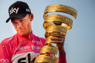 Roma, İtalya 27 Mayıs 2018: Chris Froome, pembe Jersey'deki 101th İtalya Bisiklet turu 2018 Roma'da podyum zaferi kutluyor ve sonsuz kupa elinde tutar.