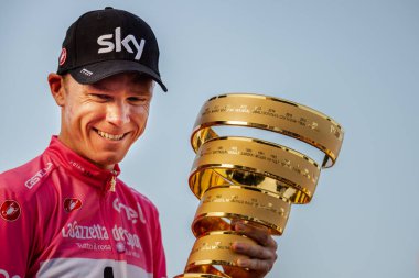Roma, İtalya 27 Mayıs 2018: Chris Froome, pembe Jersey'deki 101th İtalya Bisiklet turu 2018 Roma'da podyum zaferi kutluyor ve sonsuz kupa elinde tutar.