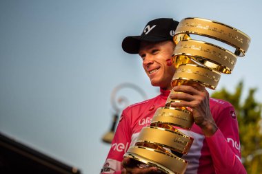 Roma, İtalya 27 Mayıs 2018: Chris Froome, pembe Jersey'deki 101th İtalya Bisiklet turu 2018 Roma'da podyum zaferi kutluyor ve sonsuz kupa elinde tutar.