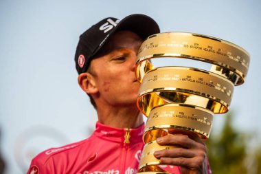 Roma, İtalya 27 Mayıs 2018: Chris Froome, pembe Jersey'deki 101th İtalya Bisiklet turu 2018 Roma'da podyum zaferi kutluyor ve sonsuz kupa elinde tutar.
