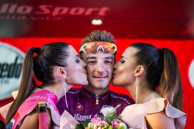 Roma, İtalya 27 Mayıs 2018: Elia Viviani, Quickstep takım, Roma'da geldikten sonra 21 gün zor aşamaları ile en iyi sprinter 101th İtalya Bisiklet turu 2018 olarak mor jersey zafer kutluyor.