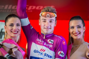 Roma, İtalya 27 Mayıs 2018: Elia Viviani, Quickstep takım, Roma'da geldikten sonra 21 gün zor aşamaları ile en iyi sprinter 101th İtalya Bisiklet turu 2018 olarak mor jersey zafer kutluyor.