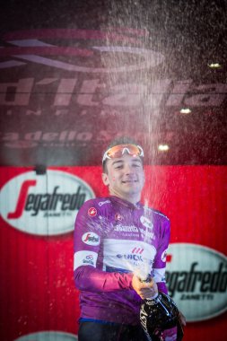 Roma, İtalya 27 Mayıs 2018: Elia Viviani, Quickstep takım, Roma'da geldikten sonra 21 gün zor aşamaları ile en iyi sprinter 101th İtalya Bisiklet turu 2018 olarak mor jersey zafer kutluyor.