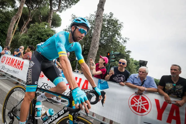 Roma, İtalya 27 Mayıs 2018: Davide Villella, Astana Team Pro, podyum imza başlamadan önce Roma'da İtalya 2018 Tur son aşaması için otobüs sokaklarda.