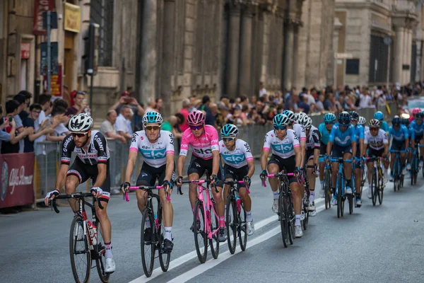 意大利 2018年5月27日 小组的专业骑自行车 与克里斯 Froome 在粉红色的球衣在束 穿过罗马的街道在101版的转帐 意大利的最后阶段 — 图库照片