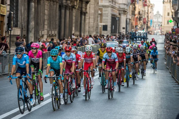 Roma, İtalya 27 Mayıs 2018: Grup profesyonel bisikletçiler İtalya Bisiklet turu 2018 101 baskısının son aşamasında Roma sokaklarında.