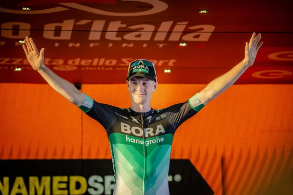 Roma, İtalya 27 Mayıs 2018: Sam Bennett, Bora Hansgrohe takım, podyumda İtalya Bisiklet turu 2018 son sahne alanı'nın başkenti Roma varış ile zaferi kutluyor.