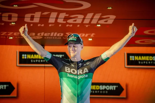 Roma, İtalya 27 Mayıs 2018: Sam Bennett, Bora Hansgrohe takım, podyumda İtalya Bisiklet turu 2018 son sahne alanı'nın başkenti Roma varış ile zaferi kutluyor.