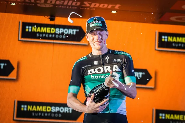 Roma, İtalya 27 Mayıs 2018: Sam Bennett, Bora Hansgrohe takım, podyumda İtalya Bisiklet turu 2018 son sahne alanı'nın başkenti Roma varış ile zaferi kutluyor.
