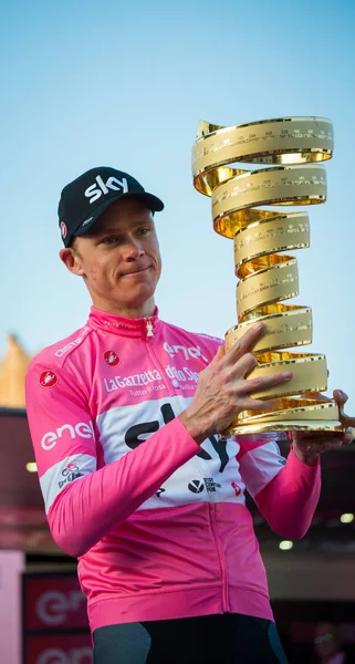 Roma, İtalya 27 Mayıs 2018: Chris Froome, pembe Jersey'deki 101th İtalya Bisiklet turu 2018 Roma'da podyum zaferi kutluyor ve sonsuz kupa elinde tutar.