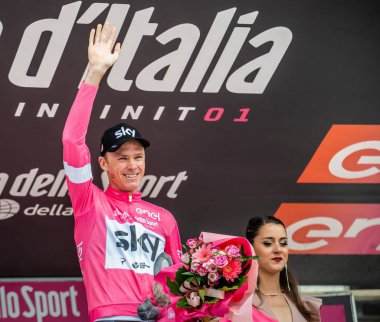 Cervinia, İtalya 26 Mayıs 2018: Chris Froome, lider tur, İtalya 2018 Susa üzerinden Cervinia için sert dağına aşaması sonra Cervinia içinde podyumda pembe Jersey'deki gökyüzü takım.