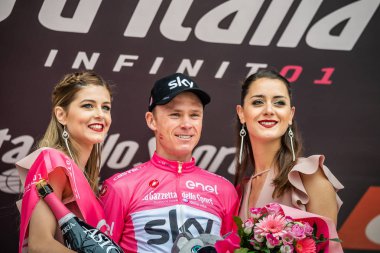 Cervinia, İtalya 26 Mayıs 2018: Chris Froome, lider tur, İtalya 2018 Susa üzerinden Cervinia için sert dağına aşaması sonra Cervinia içinde podyumda pembe Jersey'deki gökyüzü takım.