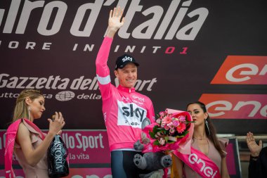 Cervinia, İtalya 26 Mayıs 2018: Chris Froome, lider tur, İtalya 2018 Susa üzerinden Cervinia için sert dağına aşaması sonra Cervinia içinde podyumda pembe Jersey'deki gökyüzü takım.