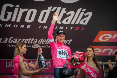 Cervinia, İtalya 26 Mayıs 2018: Chris Froome, lider tur, İtalya 2018 Susa üzerinden Cervinia için sert dağına aşaması sonra Cervinia içinde podyumda pembe Jersey'deki gökyüzü takım.