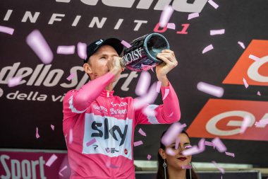 Cervinia, İtalya 26 Mayıs 2018: Chris Froome, lider tur, İtalya 2018 Susa üzerinden Cervinia için sert dağına aşaması sonra Cervinia içinde podyumda pembe Jersey'deki gökyüzü takım.