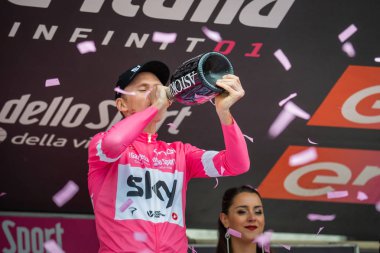 Cervinia, İtalya 26 Mayıs 2018: Chris Froome, lider tur, İtalya 2018 Susa üzerinden Cervinia için sert dağına aşaması sonra Cervinia içinde podyumda pembe Jersey'deki gökyüzü takım.