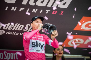 Cervinia, İtalya 26 Mayıs 2018: Chris Froome, lider tur, İtalya 2018 Susa üzerinden Cervinia için sert dağına aşaması sonra Cervinia içinde podyumda pembe Jersey'deki gökyüzü takım.