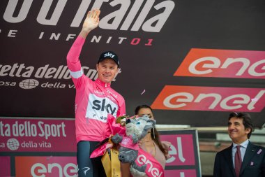 Cervinia, İtalya 26 Mayıs 2018: Chris Froome, lider tur, İtalya 2018 Susa üzerinden Cervinia için sert dağına aşaması sonra Cervinia içinde podyumda pembe Jersey'deki gökyüzü takım.