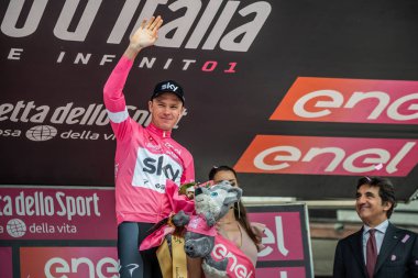Cervinia, İtalya 26 Mayıs 2018: Chris Froome, lider tur, İtalya 2018 Susa üzerinden Cervinia için sert dağına aşaması sonra Cervinia içinde podyumda pembe Jersey'deki gökyüzü takım.