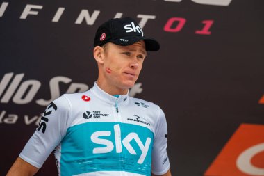 Cervinia, İtalya 26 Mayıs 2018: Chris Froome, Sky Team, bekle ödül töreni için podyum Cervinia içinde tur, İtalya 2018 Susa üzerinden Cervinia için sert dağına aşaması sonra.