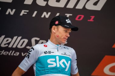 Cervinia, İtalya 26 Mayıs 2018: Chris Froome, Sky Team, bekle ödül töreni için podyum Cervinia içinde tur, İtalya 2018 Susa üzerinden Cervinia için sert dağına aşaması sonra.