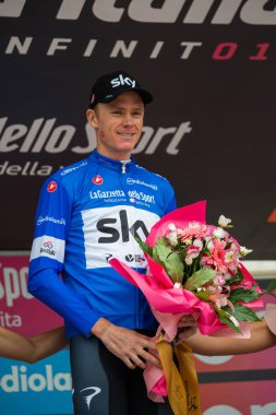 Cervinia, İtalya 26 Mayıs 2018: Chris Froome, Tur, İtalya 2018 Susa üzerinden Cervinia için sert dağına aşaması sonra Cervinia içinde podyumda mavi Jersey'deki gökyüzü takım.