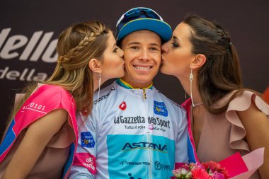 Cervinia, İtalya 26 Mayıs 2018: Miguel Angel Lopez, Tur, İtalya 2018 Susa üzerinden Cervinia için sert dağına aşaması sonra Cervinia içinde podyumda Beyaz mayoyu Astana Pro takım.