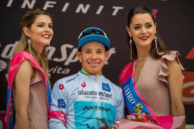 Cervinia, İtalya 26 Mayıs 2018: Miguel Angel Lopez, Tur, İtalya 2018 Susa üzerinden Cervinia için sert dağına aşaması sonra Cervinia içinde podyumda Beyaz mayoyu Astana Pro takım.