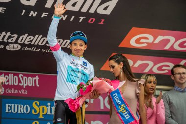 Cervinia, İtalya 26 Mayıs 2018: Miguel Angel Lopez, Tur, İtalya 2018 Susa üzerinden Cervinia için sert dağına aşaması sonra Cervinia içinde podyumda Beyaz mayoyu Astana Pro takım.