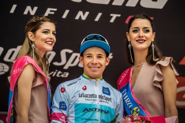Cervinia, İtalya 26 Mayıs 2018: Miguel Angel Lopez, Tur, İtalya 2018 Susa üzerinden Cervinia için sert dağına aşaması sonra Cervinia içinde podyumda Beyaz mayoyu Astana Pro takım.