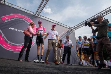 Susa, İtalya 26 Mayıs 2018: Podyum imza Tur İtalya 2018 yılında Susa son sert dağına etabına başlangıcından önce bir ödül töreni sırasında üzerinde pembe Jersey Chris Froome.