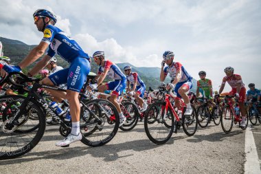 Cervinia, İtalya 26 Mayıs 2018: Chris Froome, Sky Team, bekle ödül töreni için podyum Cervinia içinde tur, İtalya 2018 Susa üzerinden Cervinia için sert dağına aşaması sonra.