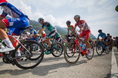 Susa, İtalya 26 Mayıs 2018: Profesyonel bisikletçi başlatmak Tur İtalya 2018 yılında Susa son sert dağına aşaması.