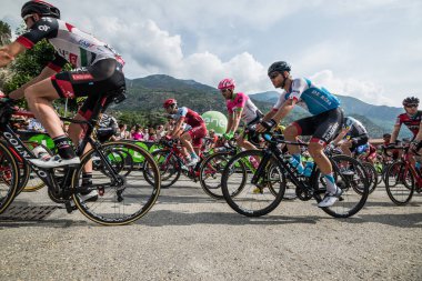 Susa, İtalya 26 Mayıs 2018: Profesyonel bisikletçi başlatmak Tur İtalya 2018 yılında Susa son sert dağına aşaması.