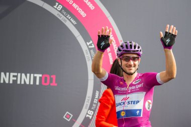 Susa, İtalya 26 Mayıs 2018: Elia Viviani, başlamadan önce Tur İtalya 2018 yılında Susa son sert dağına sahne podyum imza tarihinde mor Jersey.