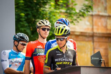 Susa, İtalya 26 Mayıs 2018: Esteban Chavez, Mitchelton Scott takımı, başlamadan önce Tur İtalya 2018 yılında Susa son sert dağına sahne podyum imza.