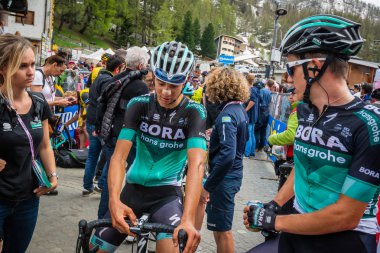 Cervinia, İtalya 26 Mayıs 2018: Davide Formolo ve ekibi dostum, Bora Hansgrohe profesyonel ekibi, sonra Son'u İtalya Bisiklet turu 2018 Cervinia varış ile son dağ aşaması.