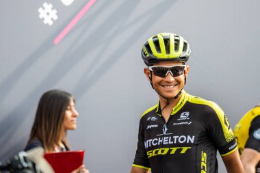 Susa, İtalya 26 Mayıs 2018: Esteban Chavez, Mitchelton Scott takımı, başlamadan önce Tur İtalya 2018 yılında Susa son sert dağına sahne podyum imza.