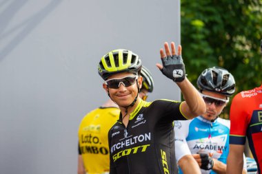 Susa, İtalya 26 Mayıs 2018: Esteban Chavez, Mitchelton Scott takımı, başlamadan önce Tur İtalya 2018 yılında Susa son sert dağına sahne podyum imza.