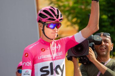Susa, İtalya 26 Mayıs 2018: Başlamadan önce Tur İtalya 2018 yılında Susa son sert dağına sahne podyum imza tarihinde pembe Jersey Chris Froome.