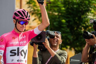 Susa, İtalya 26 Mayıs 2018: Başlamadan önce Tur İtalya 2018 yılında Susa son sert dağına sahne podyum imza tarihinde pembe Jersey Chris Froome.
