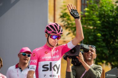 Susa, İtalya 26 Mayıs 2018: Başlamadan önce Tur İtalya 2018 yılında Susa son sert dağına sahne podyum imza tarihinde pembe Jersey Chris Froome.