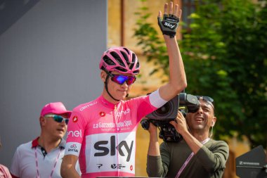 Susa, İtalya 26 Mayıs 2018: Başlamadan önce Tur İtalya 2018 yılında Susa son sert dağına sahne podyum imza tarihinde pembe Jersey Chris Froome.